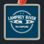 Ornement Carré Argenté Lamprey River New Hampshire Kayaking<br><div class="desc">La rivière Lamprey commence dans les montagnes Saddleback à Northwood,  dans le New Hampshire,  et s'écoule dans la baie Great. Cette rivière spéciale est riche en moules d'eau douce et a la plus grande quantité de poissons anadromes dans le bassin hydrographique de la baie Great.</div>