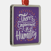 Ornement Carré Argenté L'autonomisation dans l'humilité (Droite)