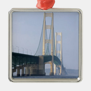 Ornement Carré Argenté Le pont Mackinac enjambant les Détroits de