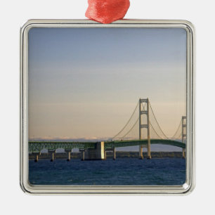 Ornement Carré Argenté Le pont Mackinac enjambant les détroits de 3