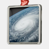 Ornement Carré Argenté Le typhon Hinnamnor. (Gauche)