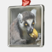 Ornement Carré Argenté Lémurien à queue cerclée mangeant une banane (Gauche)