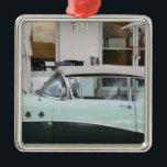 Ornement Carré Argenté Les Etats-Unis, la Floride, Miami Beach : Beach du<br><div class="desc">COPYRIGHT Walter Bibikow/DanitaDelimont.com | US10 WBI0037.jpg | Etats-Unis,  la Floride,  Miami Beach : Beach du sud,  convertible 1956 de Buick/commande d'océan</div>