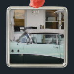 Ornement Carré Argenté Les Etats-Unis, la Floride, Miami Beach : Beach du<br><div class="desc">COPYRIGHT Walter Bibikow/DanitaDelimont.com | US10 WBI0037.jpg | Etats-Unis,  la Floride,  Miami Beach : Beach du sud,  convertible 1956 de Buick/commande d'océan</div>