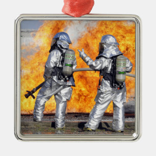 Ornement Carré Argenté Les sapeurs-pompiers luttent un feu simulé