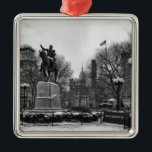 Ornement Carré Argenté L'hiver dans le Carré de l'Union de New York 001 N<br><div class="desc">Hiver dans Union Carré 2001 Black White New York City's Union Carré photographié pendant l'hiver après une légère neige. La statue de George Washington sur son pied est montrée avec l'Empire State Building dans l'arrière - plan. La photo est en noir et blanc.</div>
