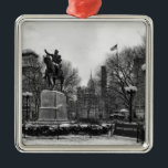 Ornement Carré Argenté L'hiver dans le Carré de l'Union de New York 001 N<br><div class="desc">Hiver dans Union Carré 2001 Black White New York City's Union Carré photographié pendant l'hiver après une légère neige. La statue de George Washington sur son pied est montrée avec l'Empire State Building dans l'arrière - plan. La photo est en noir et blanc.</div>