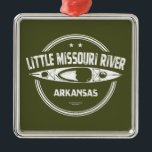 Ornement Carré Argenté Little Missouri River Arkansas Kayak<br><div class="desc">La rivière Little Missouri commence dans l'ouest de l'Arkansas,  au sud-est de Mena,  et traverse librement les montagnes Ouachita et les zones pittoresques de la forêt nationale Ouachita,  qui comprennent les chutes Little Missouri et les aires de loisirs Albert Pike.</div>