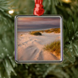 Ornement Carré Argenté Littoral | Saltum Beach, Danemark<br><div class="desc">Cette photo de Getty Images extraordinaire montre Saltum Beach, Danemark. La plage est l'une des plus belles d'Europe avec des kilomètres de sable blanc très fin et des dunes. Elle est également très large et vous pourrez conduire votre voiture jusqu'à la plage. Il s'étend sur environ 21 km et offre...</div>