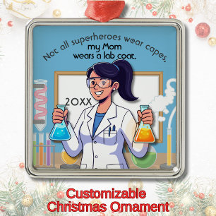 Ornement Carré Argenté Maman en blouse de laboratoire est une superhéroïn