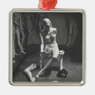 Ornement Carré Argenté Mannequin la jambe et le bras étant coupés