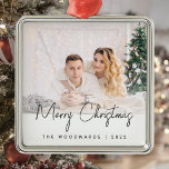 Ornement Carré Argenté Minuscule photo Joyeux Noël Gris Script<br><div class="desc">Souhaitez à la famille et aux amis comme spécial Joyeux Noël avec ce ornement minimaliste moderne photo keepsaké. Le texte en gris charbon dit "Joyeux Noël" dans un script d'écriture manuscrite tendance. Remplacez facilement l'exemple d'image par votre photo préférée, et ajoutez votre nom de famille ou prénom et l'année ci-dessous....</div>