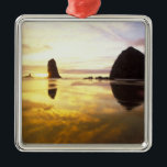 Ornement Carré Argenté N.A., États-Unis, Oregon, Cannon Beach Sunset avec<br><div class="desc">NA,  États-Unis,  Oregon,  Cannon Beach Sunset avec foin et roches à aiguille � Darrell Gulin/ Danita Delimont.com</div>