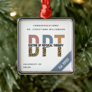 Ornement Carré Argenté Nom personnalisé DPT Doctor of Physical Therapy Ch