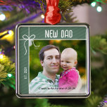 Ornement Carré Argenté Nouveau papa et bébé photo de Noël<br><div class="desc">Un ornement personnalisé pour célébrer votre première année en tant que père est un moyen si sincère de chérir ces précieux souvenirs. Personnalisez ce charmant ornement de Noël avec une photo de vous et de votre bébé,  ainsi que le nom et la date de naissance de votre bébé.</div>