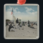 Ornement Carré Argenté Palm Beach, FL - l'heure de natation<br><div class="desc">Le Palm Beach,  FL - l'heure de natation,  foules à la plage - Palm Beach,  FL a été créé en 1937. Cette image dépeint des scènes de Palm Beach,  FL.</div>