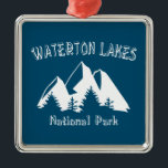 Ornement Carré Argenté Parc national des Lacs-Waterton<br><div class="desc">Waterton Lakes National Park se trouve dans le sud de l’Alberta,  au Canada,  à la limite du parc national des Glaciers du Montana. Elle est connue pour sa chaîne de lacs,  dont les lacs Upper et Middle Waterton,  bordés par les Rocheuses.</div>