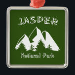 Ornement Carré Argenté Parc national Jasper<br><div class="desc">Parc national Jasper en Alberta Le Canada couvre une vaste région de sentiers de l'arrière-pays accidentés et de terrains montagneux juxtaposés à des écosystèmes fragiles et protégés ainsi qu'au champ de glace Columbia de renommée mondiale.</div>