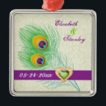 Ornement Carré Argenté Peacock plumes bijou coeur mariage Enregistrer la<br><div class="desc">Mariage de coeur de bijoux en plumes de paon Save the Date, avec une élégante plume de paon en chaux et vert émeraude, bleu, turquoise et orange, une bande violette et une illustration d'un diamant de bijoux en coeur vert avec contour en or avec strass sur arrière - plan damassé...</div>