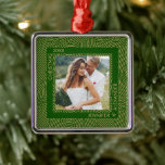 Ornement Carré Argenté Photo Couples en or et vert<br><div class="desc">Votre photo préférée de mariés, mariés ou couples est présentée sur un ornement en métal carré avec des lignes d'or et des points de motif en vert. Personnalisé et téléchargez votre propre image pour créer des ornements d'arbre de Noël pour vous-même ou donner comme cadeau à la famille, amis, parents...</div>