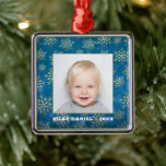 Ornement Carré Argenté Photo d'un flacon à neige<br><div class="desc">Votre photo préférée est présentée sur un ornement en métal carré avec des flocons d'or sur un arrière - plan de Noël bleu. Téléchargez votre propre image pour créer des ornements d'arbres de Noël pour vous-même ou offrez-en un cadeau à votre famille, vos amis, vos parents et vos grands-parents !...</div>