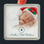 Ornement Carré Argenté Photo personnalisée Premier Noël du bébé<br><div class="desc">Personnalisez votre propre photo personnalisée pour bébé à cet ornement de vacances pour le premier Noël du bébé, et ajoutez le nom de votre bébé dans cette jolie police de caractères fantaisie. Faites d'elle un héritier à dernier pendant des années. Ce bébé porte un chapeau de Père Noël. habillez votre...</div>