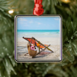 Ornement Carré Argenté Plages tropicales | Chaise de plage sur sable<br><div class="desc">Cette photo extraordinaire de Getty Images présente un coucher de soleil extraordinaire sur la plage.</div>