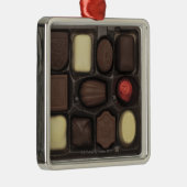 Ornement Carré Argenté plan rapproché d'une boîte de chocolats assortis (Droite)