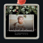 Ornement Carré Argenté Premier Noël en grands-parents Végétation hivernal<br><div class="desc">Premier Noël en grand-parents Hiver Verdure Ornement métallique. Quelle belle façon de se souvenir du premier Noël de votre bébé ! Vous vous souviendrez de ce moment spécial chaque année quand vous décorez votre sapin de Noël. Ornement montré avec Mon premier Noël en joli script typographie, le nom et l'année...</div>