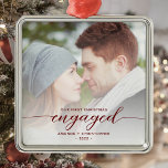 Ornement Carré Argenté Premier Noël Engagé Photo Rouge Modern Script<br><div class="desc">Commémorez votre fiançailles avec ce magnifique ornement de gardien moderne. Le texte rouge bordeaux dit "Notre premier Noël engagé", avec le mot "engagé" dans un élégant script de calligraphie avec des échasses décoratives avant et après. Remplacez l'exemple d'image par votre photo préférée, et ajoutez vos noms et l'année. Un filtre...</div>