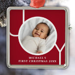 Ornement Carré Argenté Première photo de Noël du bébé personnalisé Garçon<br><div class="desc">L'élégant vêtement photo de Noël de ce bébé garçon est décoré du mot JOY sur un arrière - plan rouge marron. Facilement personnalisable avec votre photo,  nom et année.</div>