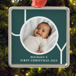 Ornement Carré Argenté Première photo de Noël du bébé personnalisé Vert<br><div class="desc">Cet ornement photo de Noël de gardien est décoré du mot JOY sur un arrière - plan vert foncé. Facilement personnalisable avec votre photo,  nom et année.</div>