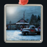 Ornement Carré Argenté Station service antique en hiver<br><div class="desc">La station service antique au Maine s'est fermée pour la saison d'hiver.</div>