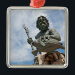Ornement Carré Argenté Statue du Roi Neptune Virginia Beach<br><div class="desc">La grande statue publique du Roi Neptune qui fait bon accueil à tous à Virginia Beach en Virginie Etats-Unis. Customisez ce grand produit avec votre propre texte,  monogramme,  logo,  ou message personnel ! (cliquez sur la "personnaliser orange il !" boutonnez ci-dessus)</div>