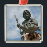 Ornement Carré Argenté Statue du Roi Neptune Virginia Beach<br><div class="desc">La grande statue publique du Roi Neptune qui fait bon accueil à tous à Virginia Beach en Virginie Etats-Unis. Customisez ce grand produit avec votre propre texte,  monogramme,  logo,  ou message personnel ! (cliquez sur la "personnaliser orange il !" boutonnez ci-dessus)</div>