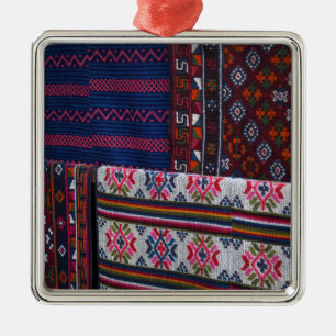 Ornement Carré Argenté Textiles colorés du Bhoutan