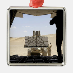 Ornement Carré Argenté Un chariot élévateur transporte du fret sur un Her