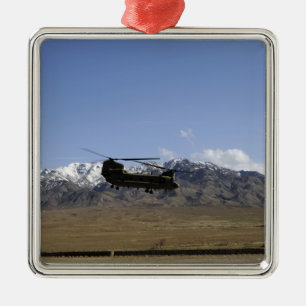 Ornement Carré Argenté Un Chinook CH-47 décolle