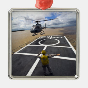 Ornement Carré Argenté Un Eurocopter brésilien prépare pour débarquer