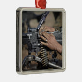 Ornement Carré Argenté Un Marine charge une mitrailleuse M-240G (Droite)