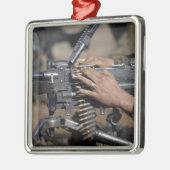 Ornement Carré Argenté Un Marine charge une mitrailleuse M-240G (Gauche)