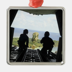 Ornement Carré Argenté Une boîte de biens humanitaires