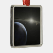 Ornement Carré Argenté Une énorme ceinture d'astéroïdes en orbite autour (Droite)