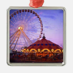 Ornement Carré Argenté Une grande roue et un carrousel à la Navy Pier à