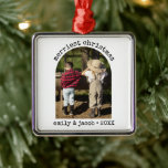 Ornement Carré Argenté Une photo moderne minimaliste Arc simple Noël<br><div class="desc">Présentant notre Carte de Noël Simple Arc Simple, minimaliste d'une photo moderne, une prise contemporaine sur la carte de Noël classique noir et blanc avec une touche de tartan vintage en plastique noir Buffalo. Cette carte de Noël familiale est le choix idéal pour capturer l'esprit de la saison avec une...</div>