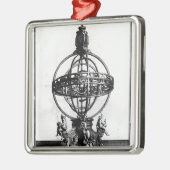 Ornement Carré Argenté Une sphère armillaire du système Copernican (Gauche)