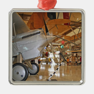 Ornement Carré Argenté Visite du Musée national de l'aviation navale