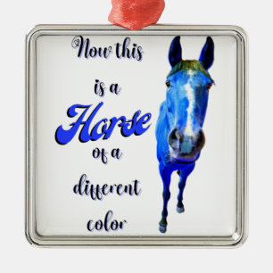Ornement Carré Argenté Voici un cheval d'une couleur différente en bleu