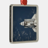 Ornement Carré Argenté Vue aérienne de Space Shuttle Discovery 3 (Droite)