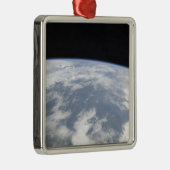 Ornement Carré Argenté Vue de la planète Terre depuis l'espace (Droite)